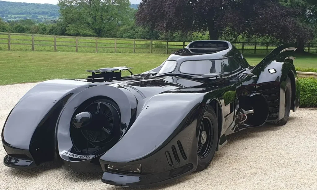 Batmóvel preto do filme Batman de 1989 estacionado, com seu design arrojado e distintos contornos góticos