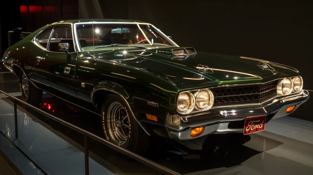 Ford Gran Torino verde de 1972 destacando-se sob iluminação sutil em uma exposição